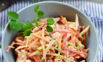 Мульти овощной салат с колбасой