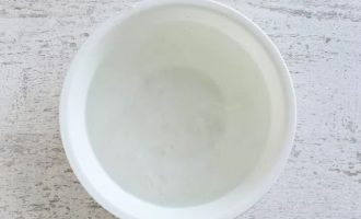 Выложите в миску пластины желатина и залейте очень холодной, но кипяченой водой, чтобы все листы полностью оказались в воде. Через пять минут листы станут мягкими. Их можно отжать от лишней влаги