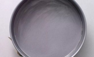 Форму для выпечки торта смажьте маслом и отставьте в сторону.