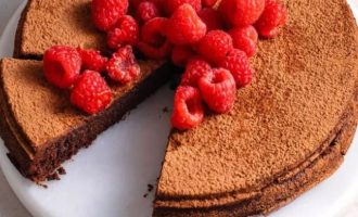 Восхитительный шоколадный торт украсьте россыпью ягодами малины или по вашему по вашему желанию.