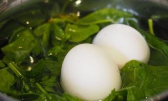 Окрашивание яиц шпинатом или петрушкой