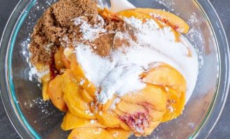 Для персиковой начинки соедините и смешайте тонко нарезанные персики с сахарным песком, коричневым сахаром, молотой корицей, кукурузным крахмалом и лимонным соком