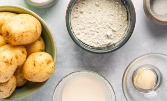 Подготовьте все ингредиенты для приготовления норвежских картофельных лепешек.
