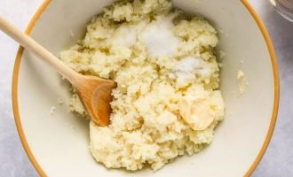 Добавьте в картофельное пюре сливки, сливочное масло и сахар.