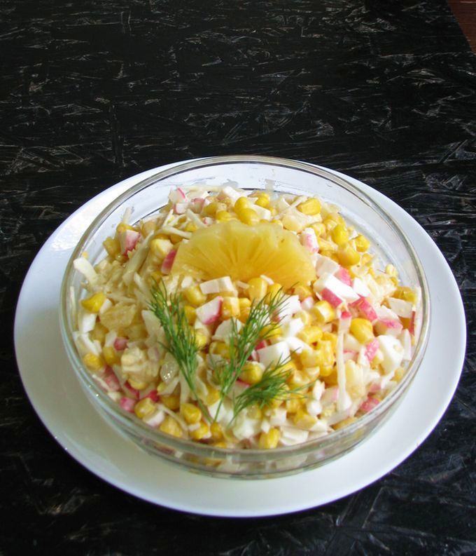 Новогодний салат из крабовых палочек с ананасами