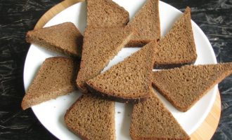 Ржаной хлеб нарежьте на две части, чтобы были треугольнички.