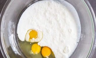 Вначале подготовьте все ингредиенты для приготовления оладий на пахте с ягодами: муку просейте, пахту достаньте из холодильника за 2-3 часа, плюс свежие яйца, сахар, разрыхлитель, соль и подсолнечное масло. После взбейте яйца с пахтой, солью и сахаром.
