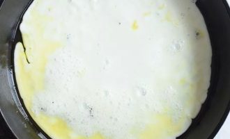 Убавьте огонь до минимума. Вылейте яичные белки в сковороду, так, чтобы они полностью не покроют дно сковороды. Готовьте омлет на очень слабом огне. Это предотвратит потемнение и создаст нежную текстуру.
