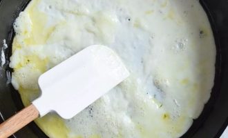 При помощи лопатки поправьте белки, чтобы равномерно заполнились открытые части сковородки. При приготовлении омлета обязательно используйте силиконовую лопатку. Металлическая сильно деформирует яичный белок, и его будет сложно аккуратно переложить на тарелку.