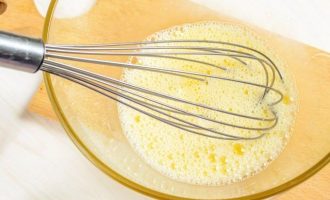 Разбейте яйца в стеклянную миску и взбивайте, пока они не станут бледно-желтого цвета.
