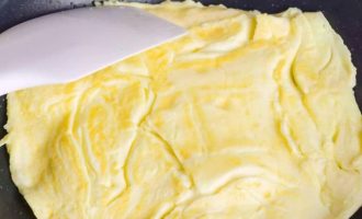 Твердый сыр натрите на мелкой терке. Грибы промойте хорошо, нарежьте на пластинки и поджарьте на малом количестве масла. Зелень петрушки мелко измельчите. После сыр, грибы и петрушку распределите по центру омлета.