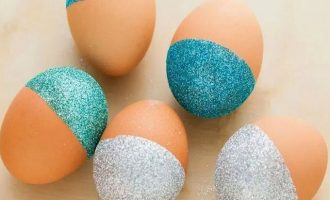 Вот так выглядят яйца с блестками
