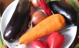 Перед началом приготовления острого салата из баклажанов и моркови подготовьте все ингредиенты. Синенькие хорошо выбрать не переспевшие, без толстой корочки. Морковь желательно, чтобы была яркая и очень сочная.