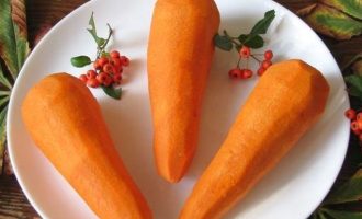 Морковь очистите от кожицы при помощи ножа, а после промойте в холодной воде.