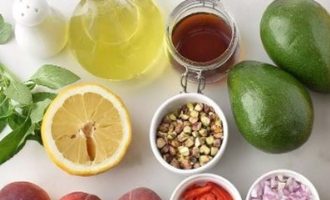 Вначале подготовьте все ингредиенты для приготовления острого салата из персиков и авокадо