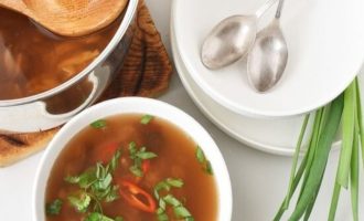 Подавайте суп в больших тарелках, посыпав зеленым луком и кинзой
