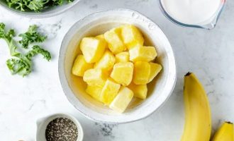 Подготовьте ингредиенты для приготовления освежающего смузи с ананасом и капустой
