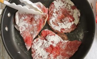 Когда сливочное и растительное масло станут горячими, обжарьте филе со стороны шалфея примерно полминуты