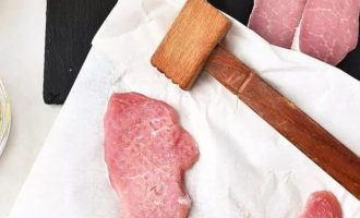 Мясо свинины нарежьте на порционные кусочки и отбейте деревянным молоточком каждый кусочек до толщины примерно 0, 5 сантиметра