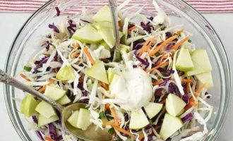 Приготовьте салат из свежей капусты и яблок