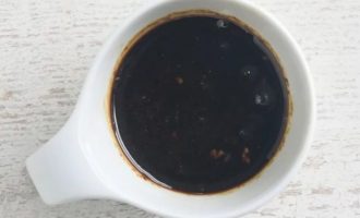 Первым делом приготовьте глазурь для овощных шашлыков