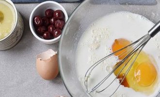В миску вбейте 2 яйца, влейте 1 стакан теплого молока, 1.5 чайной ложки ванильного сахара