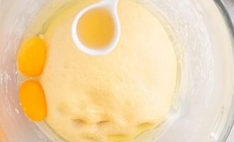 Когда это первое тесто увеличится в объеме вдвое введите яйца, мед. соль и ванильную пасту