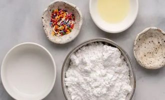 Подготовьте компоненты для приготовления сладкой глазури