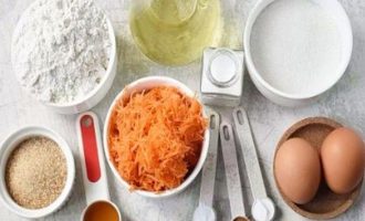 Вначале подготовьте весь продуктовый набор для приготовления пасхальных морковных кексов