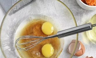 Теперь в большой миске смешайте растительное масло. яйца, коричневый и ванильный сахар и эффективно размешайте
