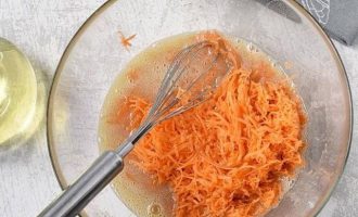 Прибавьте 2 стакана мелко натертой моркови