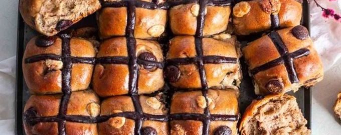 Пасхальные булочки с шоколадной крошкой