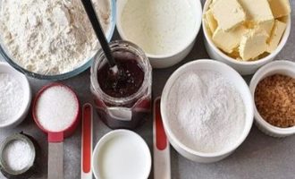 Вначале подготовьте все ингредиенты для приготовления пасхальных пирожков с глазурью