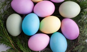 Вот так можно окрасить яйца при помощи гелевых красителей. Как видете, они смотрятся эффектно на зеленых ветках