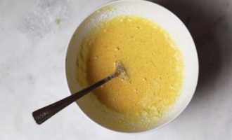 Сыр Пекорино Романо натрите на терке, смешайте с яичными желтками и добавьте несколько щепоток молотого черного перца.