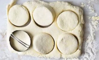 Выдавите тесто с помощью формовки для печенья