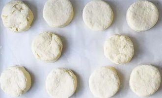 Выложите печенье на несмазанный маслом противень