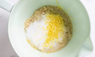 В миске смешайте муку, сахар, растопленное сливочное масло, лимонный сок, цедру лимона и морскую соль.