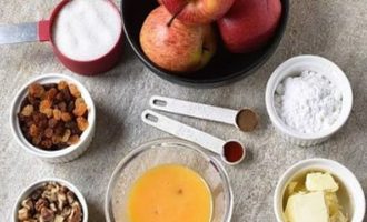 Подготовьте все ингредиенты для приготовления печеных яблок с изюмом и грецкими орехами