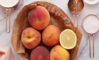 Вначале подготовьте все ингредиенты для приготовления персикового мусса со взбитыми сливками