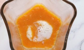 В персиковое пюре добавить слегка остывшую желатиновую смесь и перемешать. Накройте и дайте остыть в холодильнике примерно 1 час