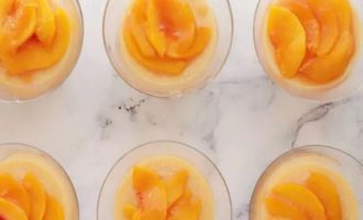 Непосредственно перед подачей украсьте каждый стакан дольками персика, которые вы приварили с сахаром и лимонным соком