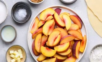 Вначале подготовьте все ингредиенты для приготовления персикового пирога. Тесто можете приготовить сами по своему излюбленному рецепту или купите в магазине. Персики возьмите любые, но только чтобы они были не сильно переспевшие.