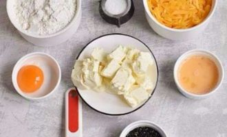 Для приготовления хрустящего сырного печенья, вам потребуются подготовить основные ингредиенты