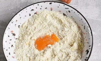 Добавьте 1 взбитый яичный желток и замесите тесто