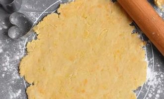 На слегка посыпанной мукой поверхности раскатайте тесто толщиной примерно до 3.5 см