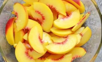Начните с того, что смешайте персики и лимонный сок в миске