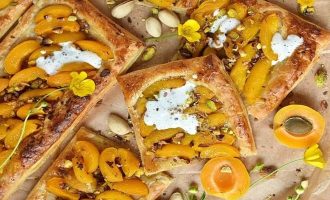 Пирог с абрикосами и фисташками