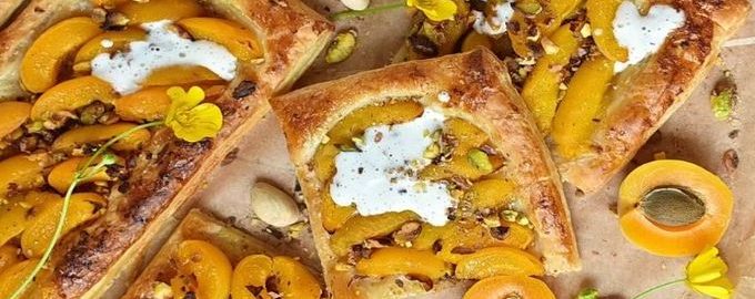 Пирог с абрикосами и фисташками
