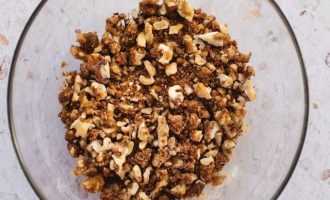 Смешайте в миске измельченные орехи, коричневый сахар, муку, топленое масло и порошок корицы